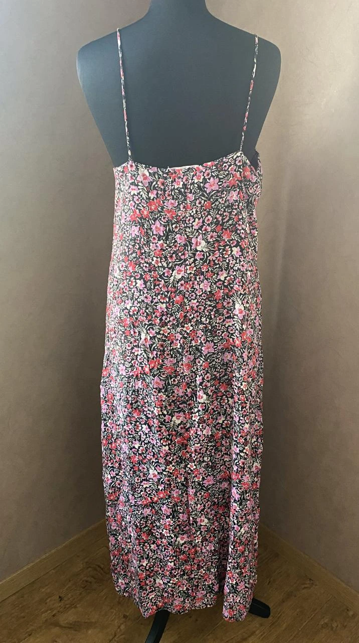 Vestido largo Mango T40 negro con flores rosas y fúcsia – tirantes finos, abertura lateral – photo 5